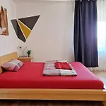 Mercy 1 Stock Mit Balkon Apartman